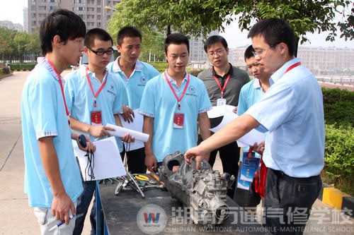 老师正给选手和裁判员讲解比赛细则