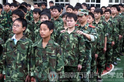 教官细心指导新生