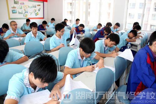 笔试考场内,考生从容作答