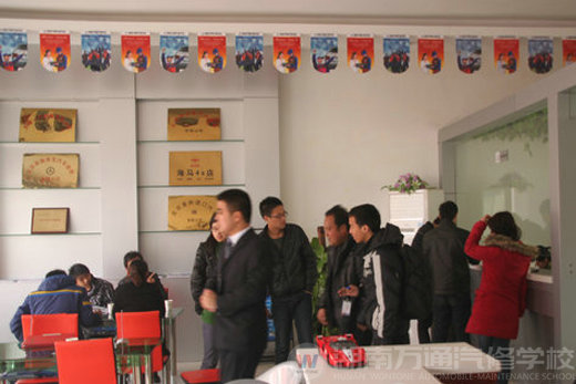 湖南万通汽修学校，等候报名的学生
