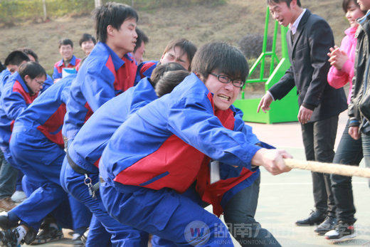 湖南万通汽修学校拔河比赛