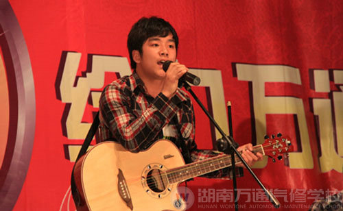 湖南万通汽修学校，吉他钢琴合奏