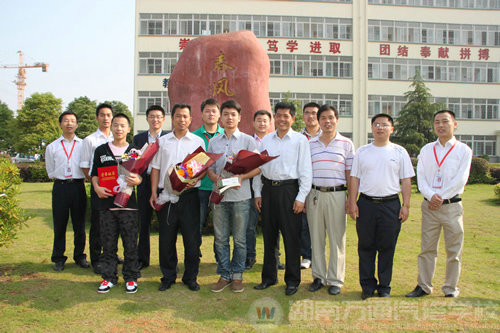 湖南万通汽修学校跟教师合影