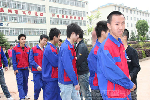 4S技能一班学生握手欢送参赛学子