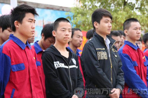 欢送学子合影