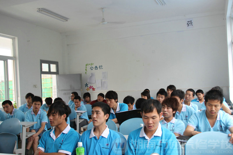 献礼红色中国 万通学子唱红歌