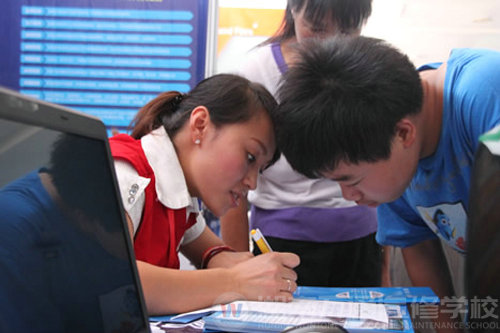湖南万通汽修学校咨询老师细心讲解