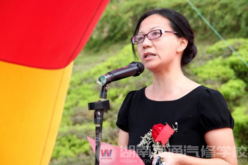 申湘集团李经理对本届技能比武大赛表示了浓厚兴趣