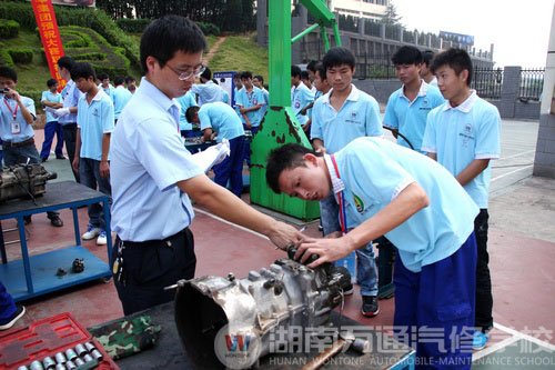评委老师对选手表现进行指导