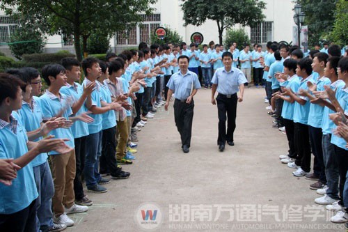 一大清早,同学们就为老师献上了第一时间的节日祝福
