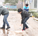 星城瑞雪纷飞 万通师生齐力铲雪服务暖人心怀