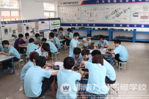 湖南万通学子上课场景