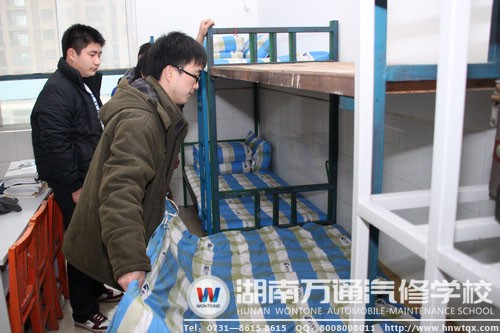 邹老师亲自教新生叠出豆腐块