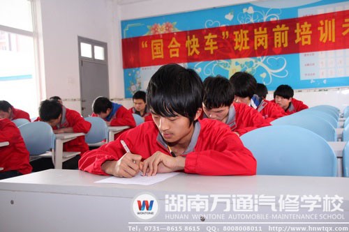 学子认真作答