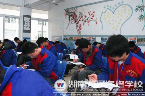 笔试考场，学子们认真作答