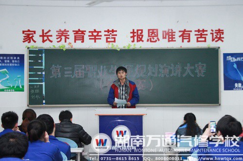 瞧，台下的同学都举起了手机为选手拍照