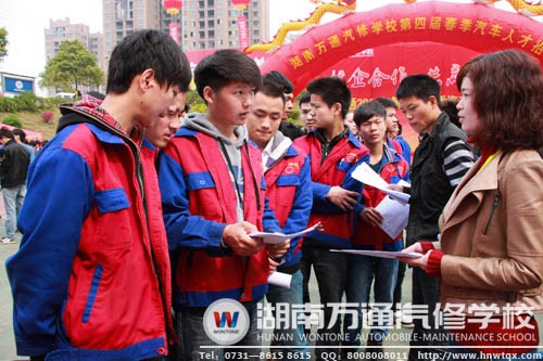 毕业生在招聘会上与企业负责人交流，初露锋芒