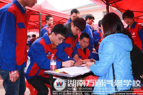 填写面试简历后，毕业生们胜券在握