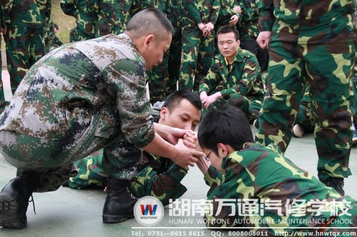 练习之余，教官与新生互动