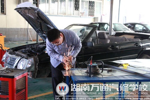 悉心指导学生的李玉栋老师