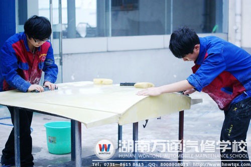 改装工作有条不紊的进行着