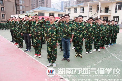 图为汽检技师一班的新生正在训练敬礼