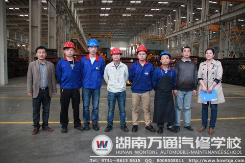参观完后，老师们与在比亚迪就业的毕业生进行了一番交流
