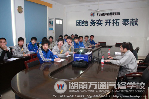 学子们认真听讲