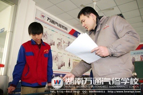 湖南万通汽修学校以理实一体化的教学，赢得广大初中毕业生的欢迎