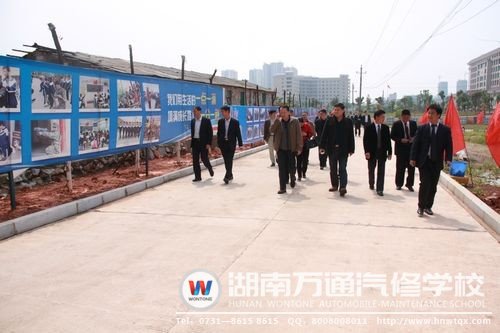 校园过道旁的“学生成长足迹”引起了各院校领导的兴趣