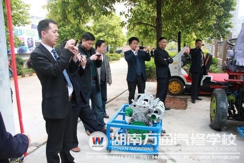 各院校领导对我校改装车之一很关注