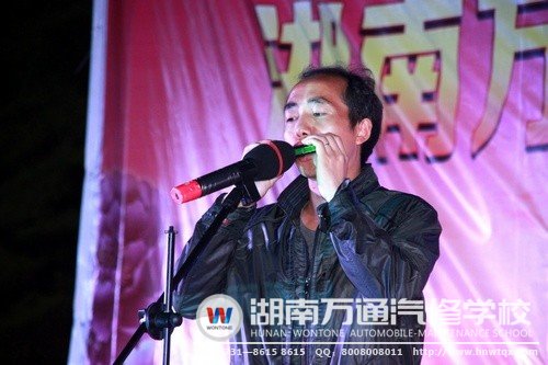 口琴表演再次显示出万通学子的多才多艺