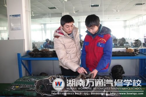 万通专业老师细心指导学生