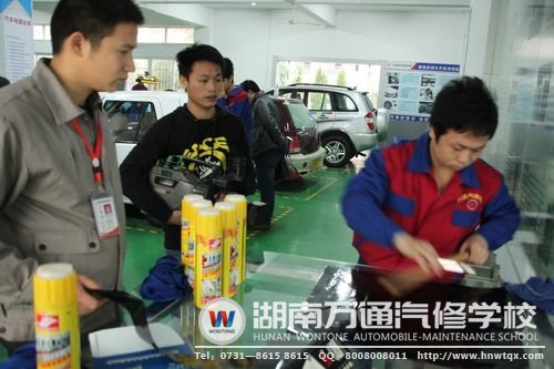 万通老师指导汽车美容装潢专业学子实践
