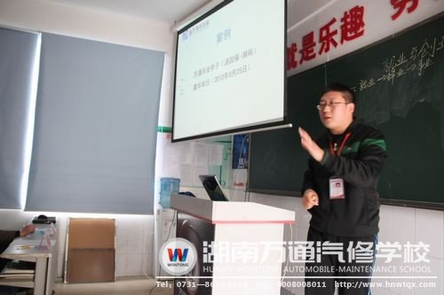 夏老师在大赛中讲解创业案例分析