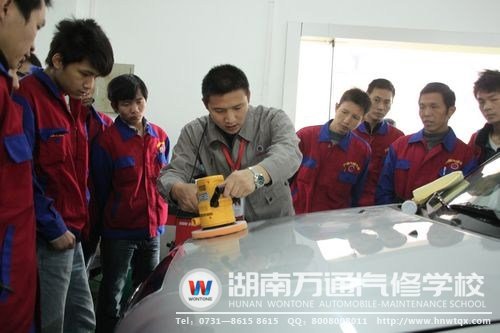 万通学子在老师的专业指导下学习汽车美容