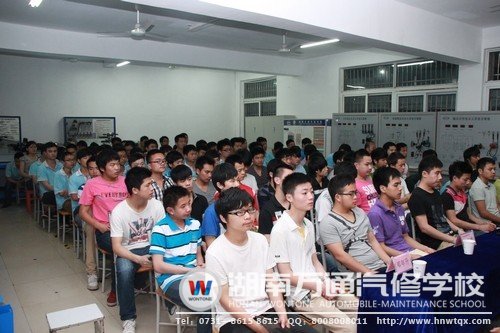 同学们聆听陈书记与蔡校长的谆谆教导
