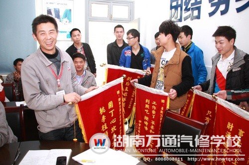 优秀的老师们受到了学生的爱戴