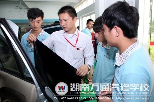 汽车美容课程上，老师正为学生解疑答惑