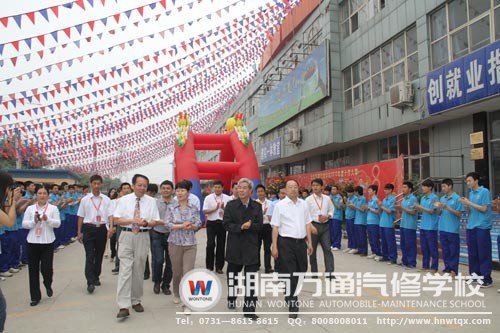 万通汽修学生热烈欢迎各位专家