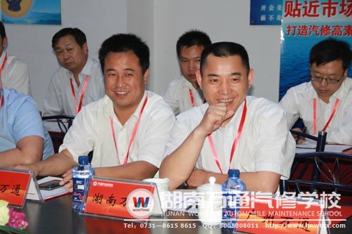参加座谈会的各位代表与汽修专家沟通交流