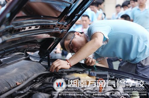整车修复协会的学子为大家展示如何解决雨刮器故障