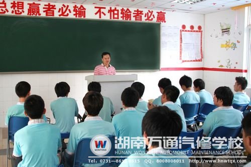 驾驶训练员曹教练为同学们讲述学驾驶事宜
