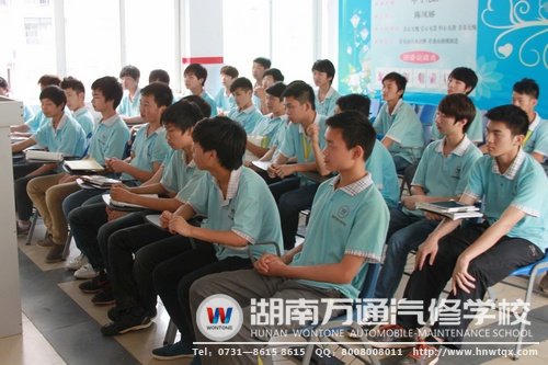 同学们认真听着驾驶安全注意事项