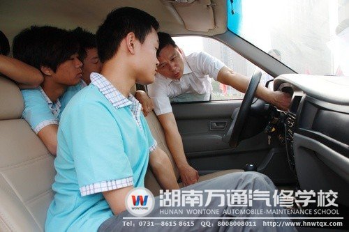 上车后，教练教导同学们正确“坐车”