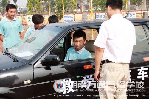 不懂就问，中专9班的同学们向教练请教开车问题