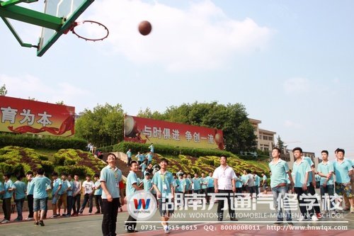 每个项目前都排着长龙般的队伍，定点篮球亦是如此