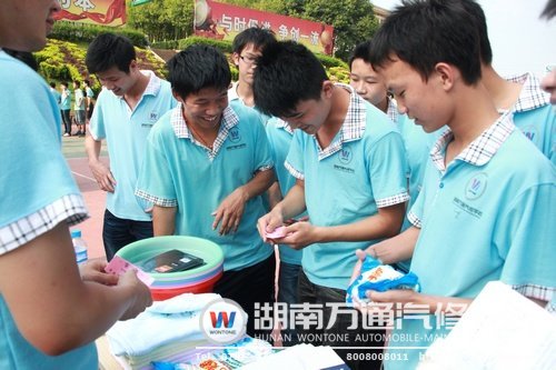 兑奖处，获得奖品的同学很开心