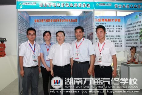 省人社厅领导刘正华（中间）与陈书记等各位老师合影