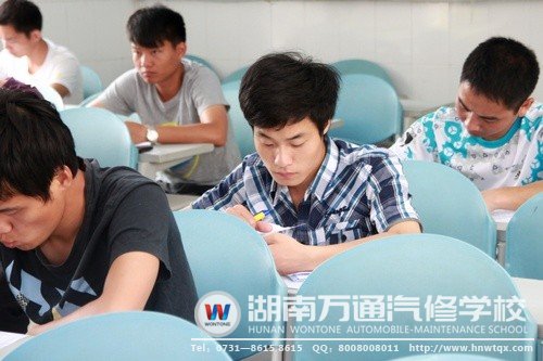 学子们认真考试